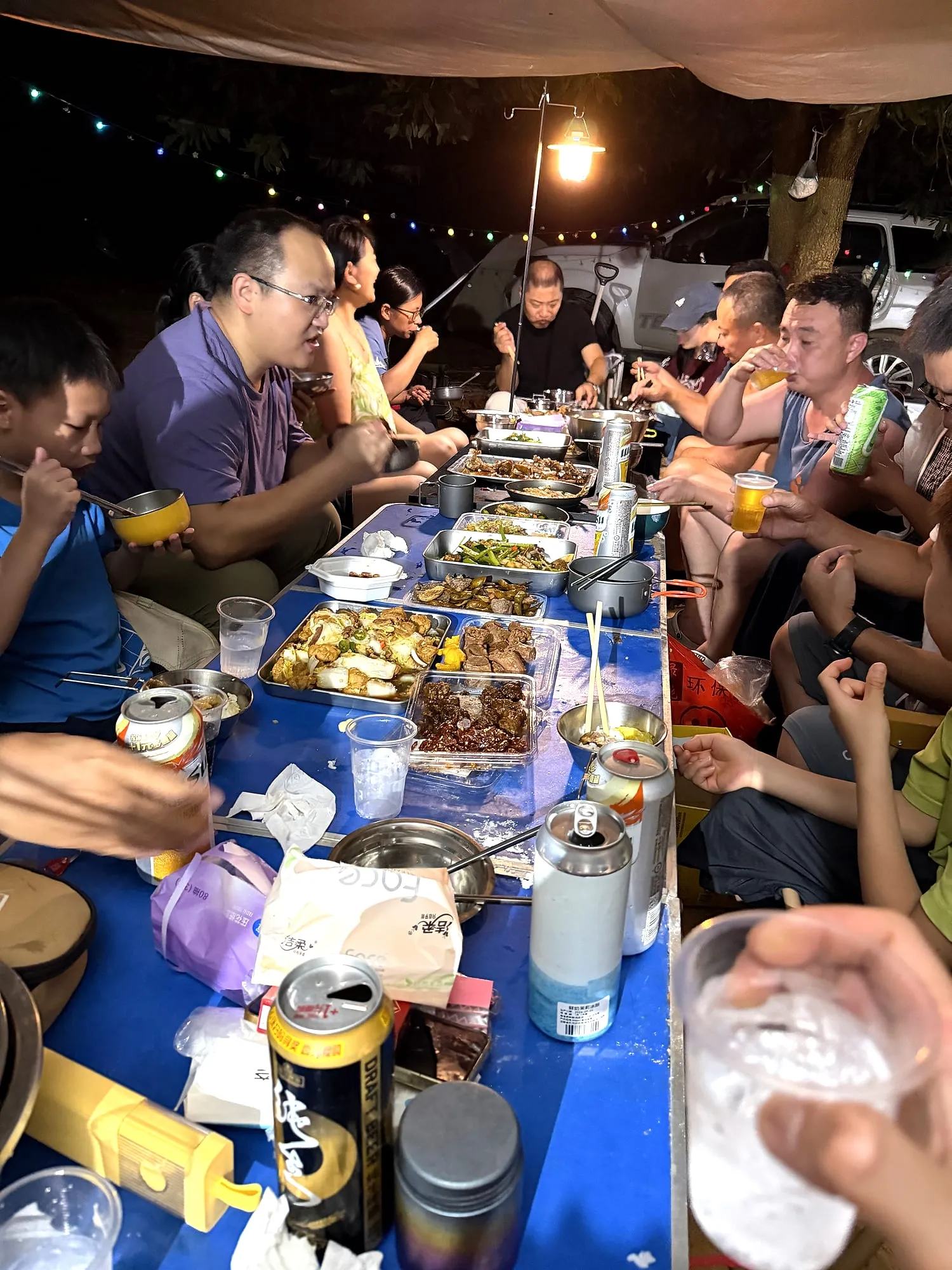 长桌夜饮,杯盏往来
