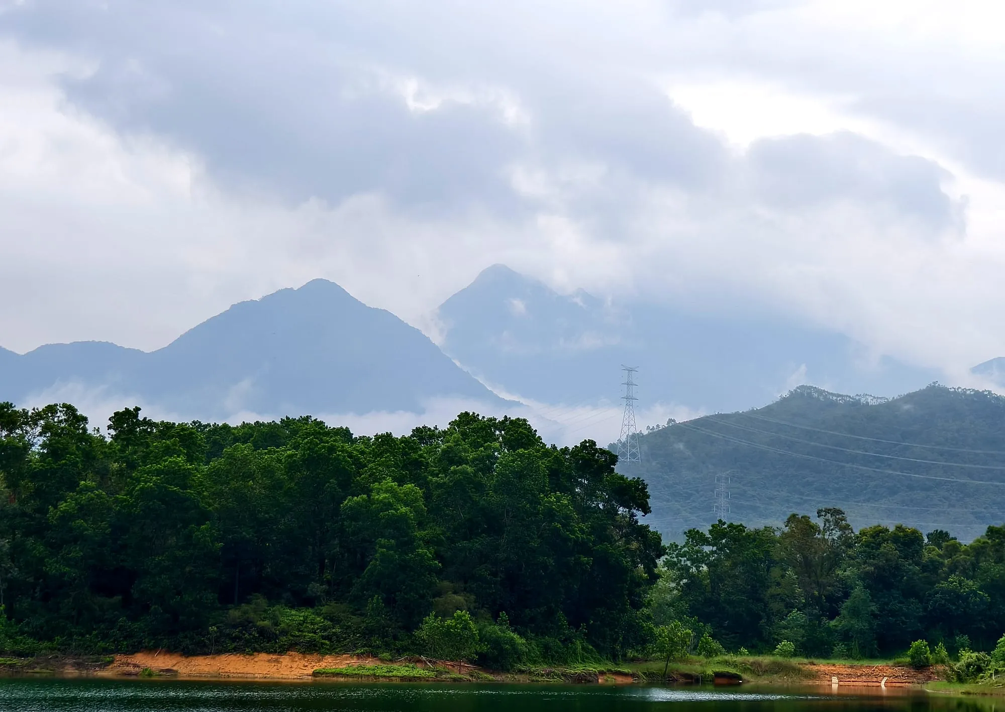 晨光初起,远山含黛